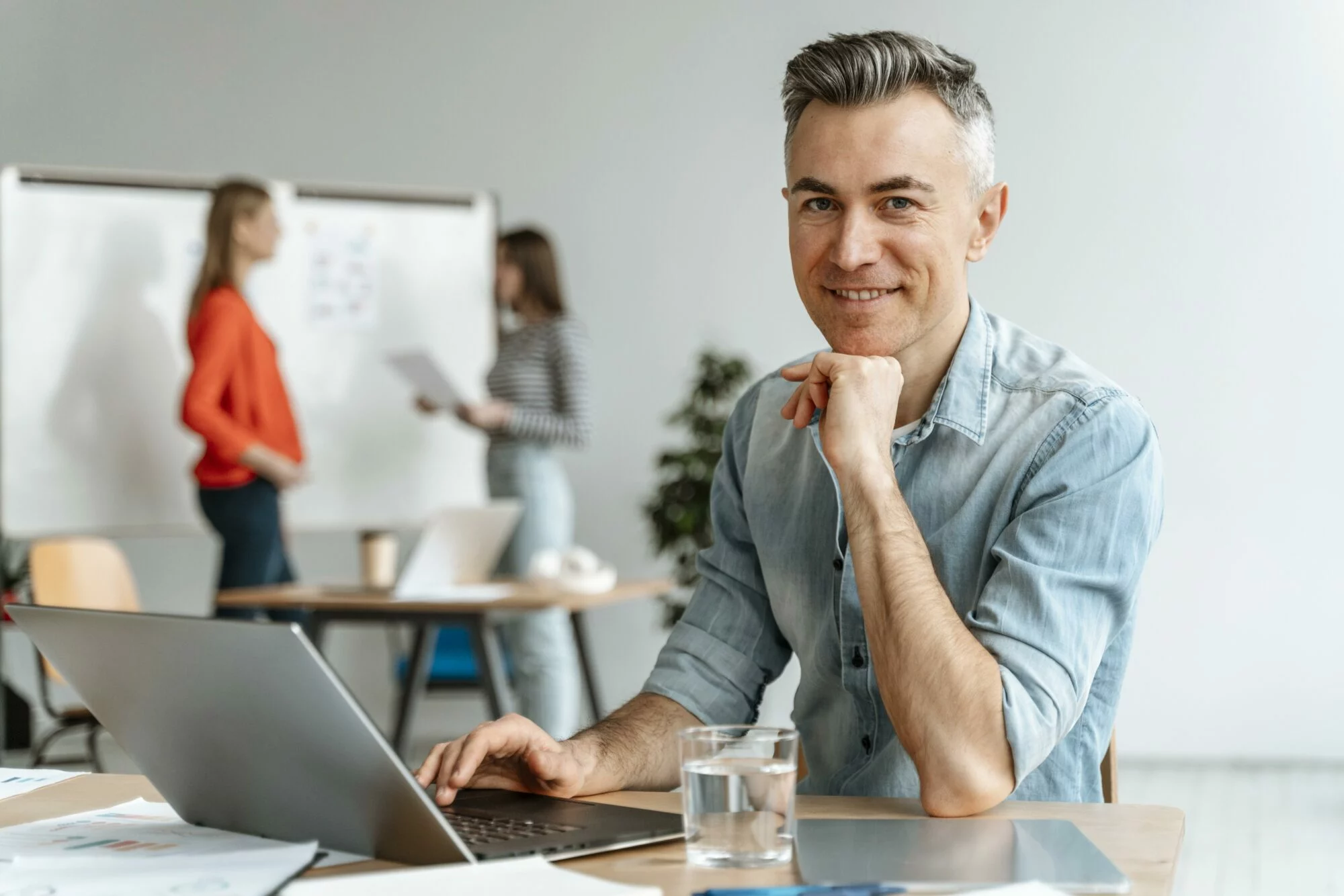 Réunion de travail au bureau Réunion d’équipe dans un bureau
