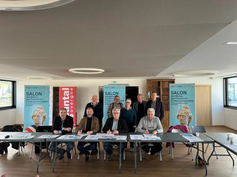Signature de convention pour le salon des maires 2024 Signature de convention pour le Salon des Maires du Cantal